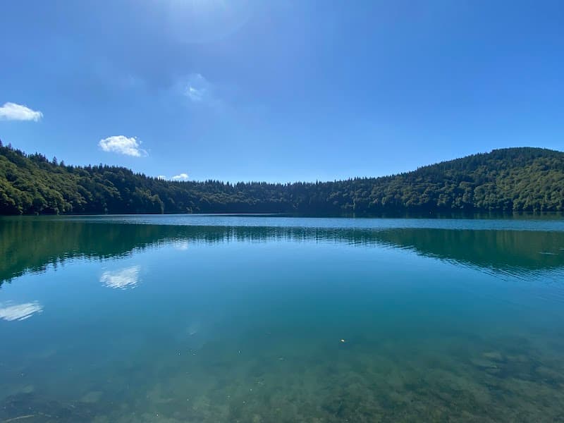 Lac Pavin, lac de cratère du Massif du Sancy