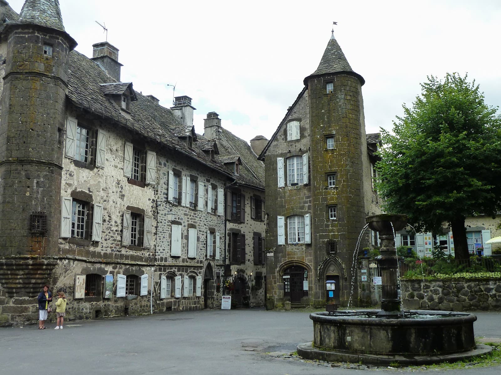 Ruelle de Salers et ses maisons en pierre volcanique noire, l'un des Plus Beaux Villages de France dans le Cantal