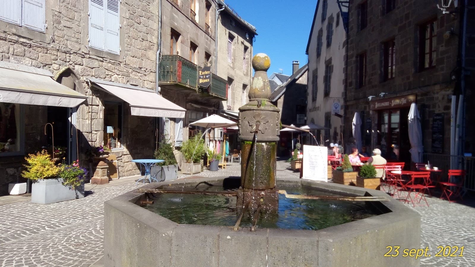 Châtaignes grillées dans une poêle percée sur un marché d'automne en Auvergne